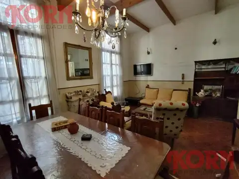 VENTA CASA LOTE PROPIO, 6 AMBIENTES CON PATIO, TERRAZA Y QUINCHO, BALVANERA A METROS DE BARRIO NORTE