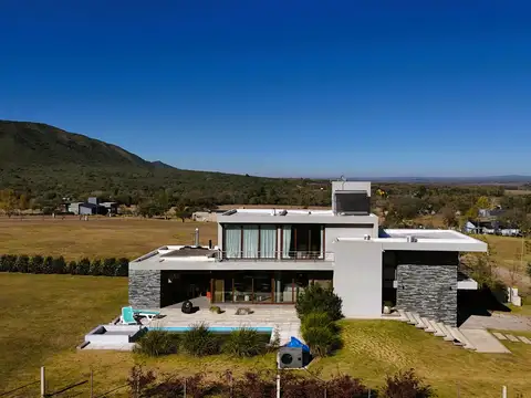 Impresionante propiedad, B° Privado Los Milagros, gas natural, Santa Rosa de Calamuchita. Cód (1311)