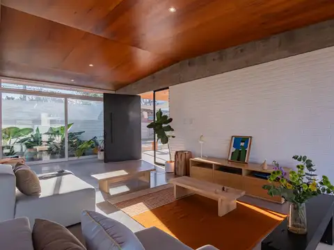 Casa en Venta con 3 cocheras