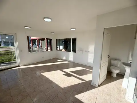 Local en "Complejo Comercial" sobre Av. principal de Dina Huapi, de aproximadamente 20 m2.