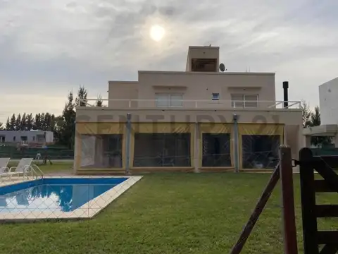 Casa en Venta con 2 cocheras