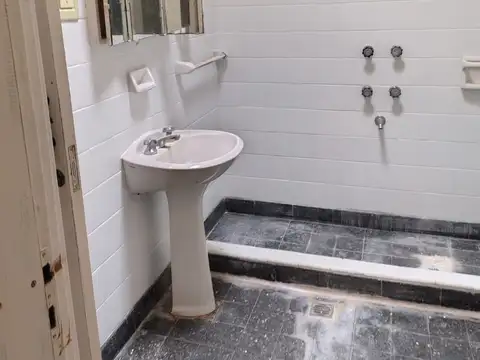 Casa 7 ambientes con 1 baño