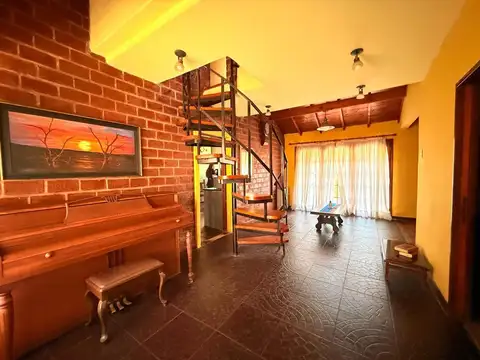 VENTA CASA 5 AMBIENTES CON PILETA - SANTA CLARA