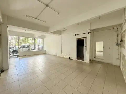 Importante local en alquiler en pleno centro comercial de Martínez con buena vidriera y dos baños.