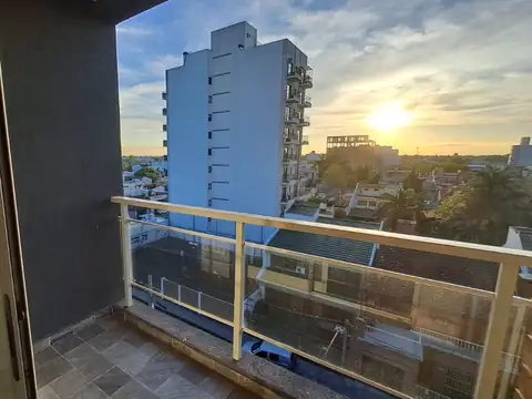 Monoambiente luminoso y balcón a la calle