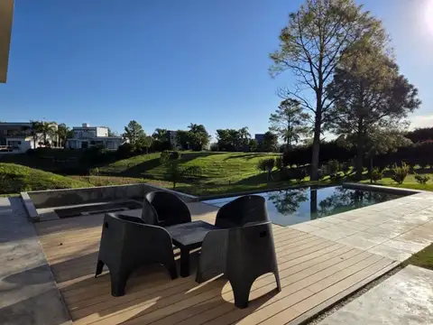 Casa en Venta con 4 cocheras