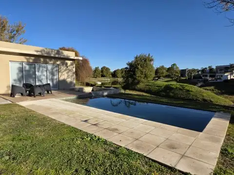 Casa moderna y luminosa de tres dormitorios, casi a estrenar en El Solar de Victoria