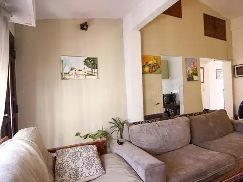 Casa 6 ambientes con 2 baños