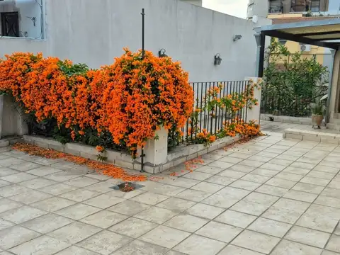 Hermosa Casa De 5 Ambientes En Devoto ! Dos Patios, Cochera cubierta amplia, Terraza con Quincho abierto