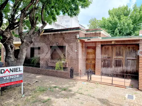 CASA A RECICLAR SOBRE LOTE DE 11,55 x 41 M. A SOLO 5 CUADRAS DE LA ESTACIÓN, EN ITUZAINGÓ NORTE APTO CREDITO!