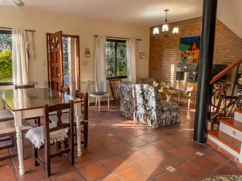 Casa 4 ambientes con 2 baños
