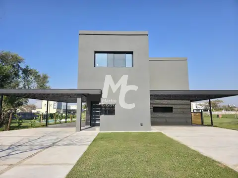 Casa en Venta con 4 cocheras