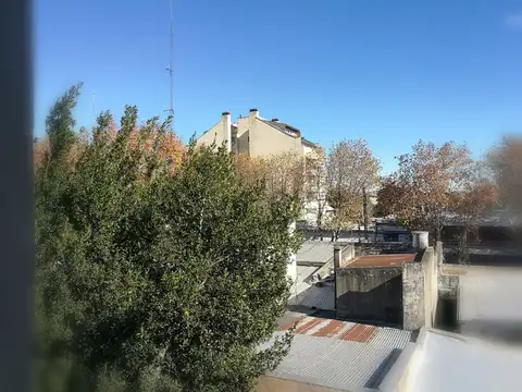 Alquiler departamento a cuadra y media de la plaza 12 de Octubre. Amenities.