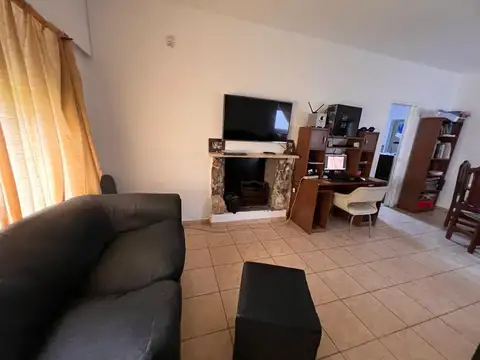 Casa 9 ambientes con 2 baños