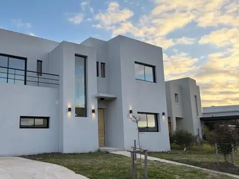 Casa en Venta en Pilar Del Este - Santa Elisa, USD 250.000