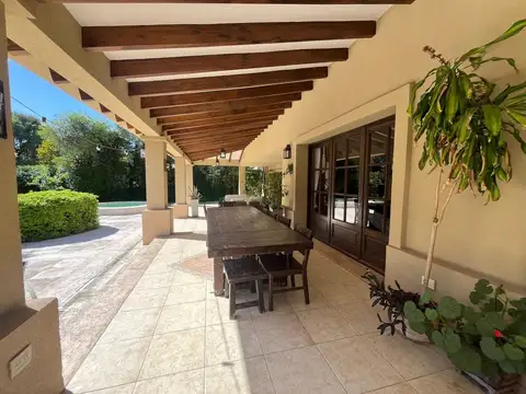 Casa en Venta con 3 cocheras