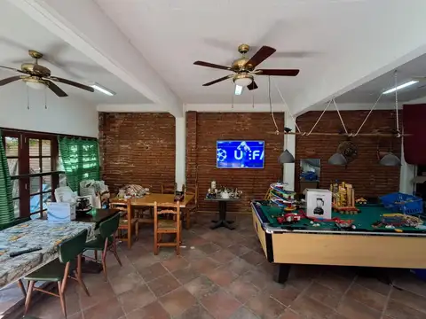 AMPLIA CASA EN PLENO CENTRO COMERCIAL Y A 2 CUADRAS DEL MAR!