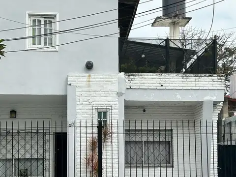 Casa APTO CREDITO con 3 dormitorios y cochera en Lomas de Zamora