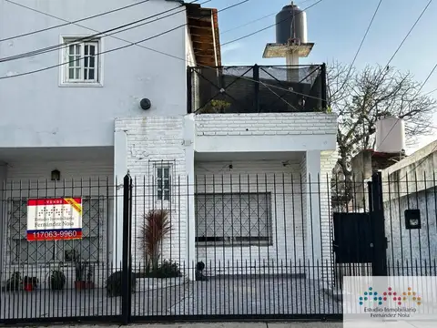 Casa con 3 dormitorios y cochera en Lomas de Zamora