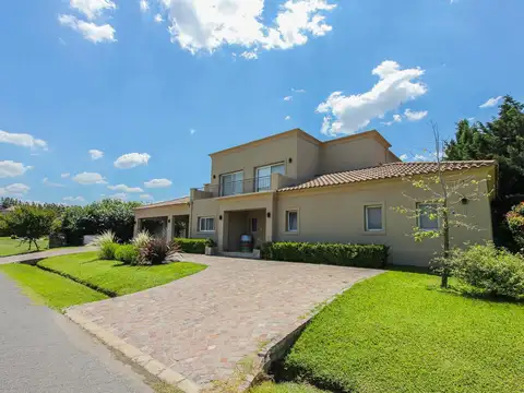 Venta de Casa 5 Ambientes en Bella Vista Chico