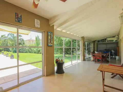 Casa en Venta con 2 cocheras