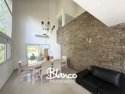 Casa en Alquiler con 1 cochera
