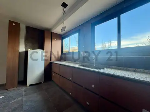 Casa 8 ambientes con 2 baños