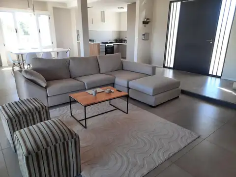 Casa 4 ambientes con 2 baños