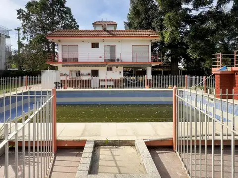 Casa en Venta con 3 cocheras