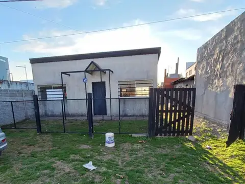 Casa en venta - 2 Dormitorios 1 Baño - 400Mts2 - Manuel B. Gonnet