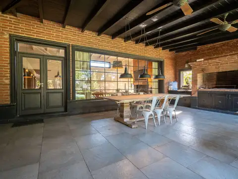 Casa en Venta con 2 cocheras