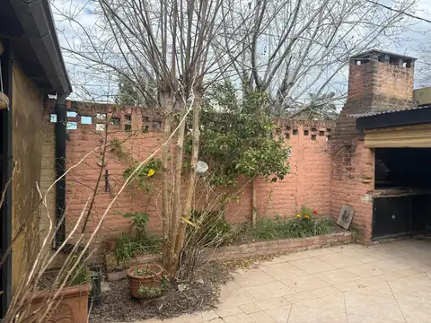 VENTA DE CASA 3 DORMITORIOS GARAGE PATIO PARRILLA  IDEAL COMERCIO  GAS APTO PRESTAMO HIPOTECARIO