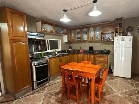 Casa 8 ambientes con 5 baños
