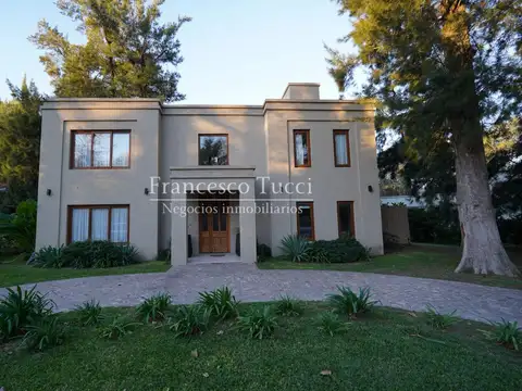 Casa en venta 5 ambientes con pileta en La Tradición