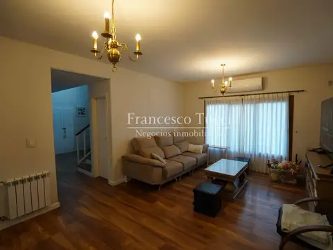 Casa 5 ambientes con 4 baños