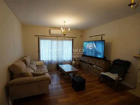 Casa 5 ambientes con 4 baños
