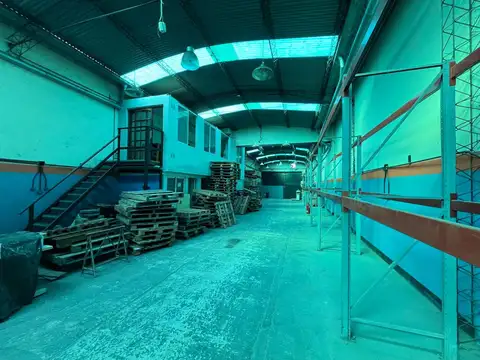 Amplio galpón 400m2 cub