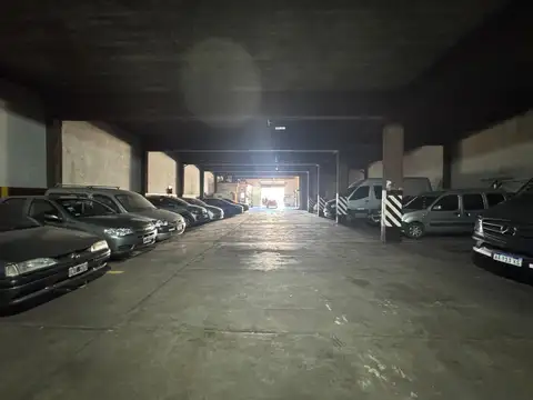 Amplio depósito / Estacionamiento