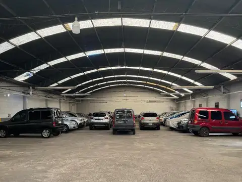 Amplio depósito / Estacionamiento