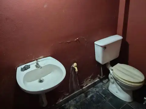 Local comercial en esquina con entrepiso en alquiler