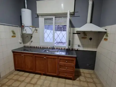 Casa de 2 ambientes con garaje y patio en venta | Berazategui