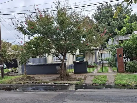 Casa de 2 ambientes con garaje y patio en venta | Berazategui