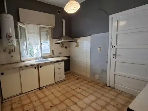 Casa de 2 amb. con garaje y patio en venta | Berazategui