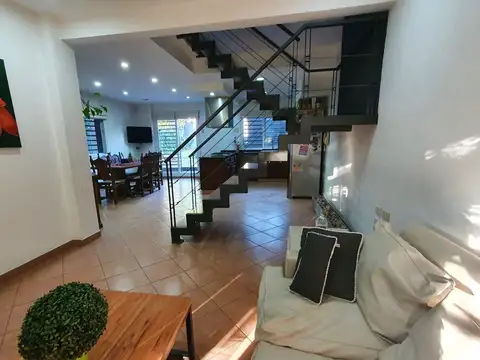Casa en Alquiler con 2 cocheras
