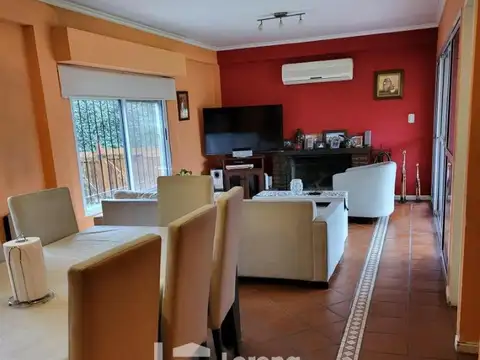 Casa 5 ambientes con 2 baños