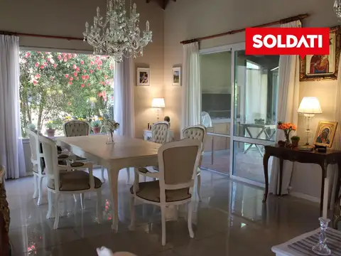 Casa en Alquiler con 2 cocheras