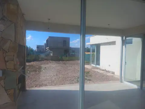 Casa en Alquiler con 1 cochera