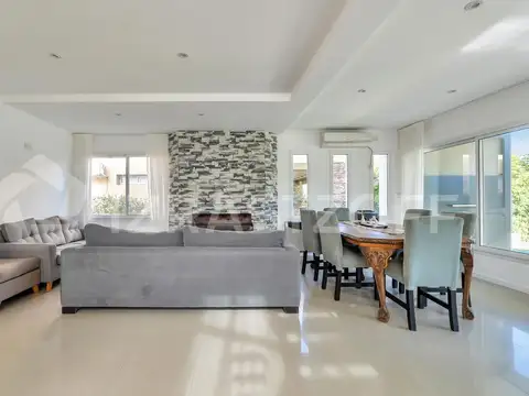 Casa venta en lote central en el barrio Los Tilos - RESERVADA