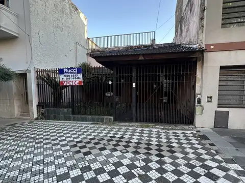 CASA 5 AMB.CON GARAJE JARDIN ALFRENTE, DOS PATIOS Y AMPLIA TERRAZA, PARRILLA