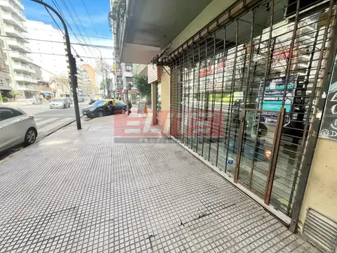 Excelente local con sotano sobre Av. Olazabal